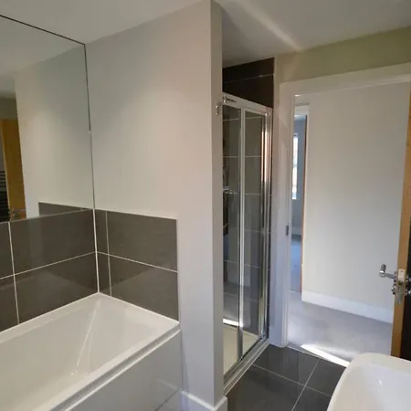 Luxury 5 Bedroom With Parking *
