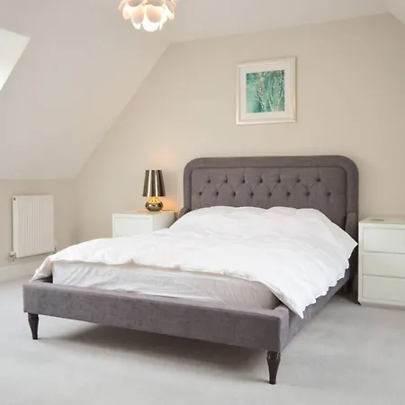 Luxury 5 Bedroom With Parking Holiday home