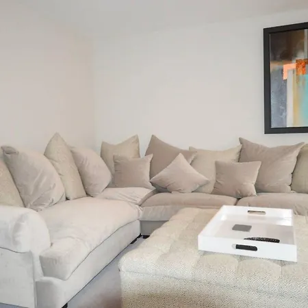 Luxury 5 Bedroom With Parking 度假居 *