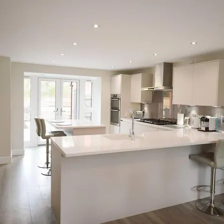 Luxury 5 Bedroom With Parking Bristol