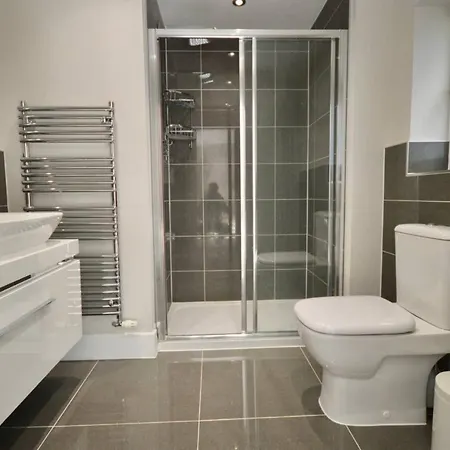 Luxury 5 Bedroom With Parking *