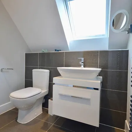 Luxury 5 Bedroom With Parking *