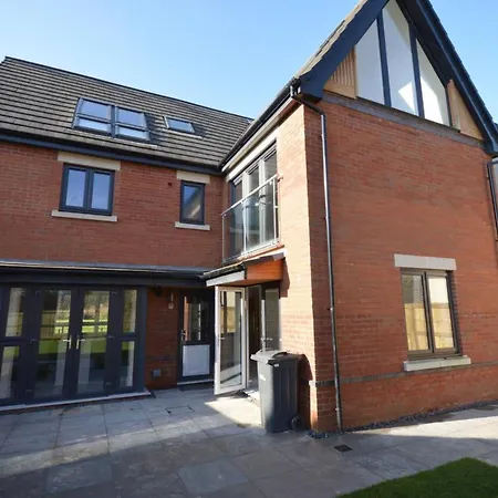 Luxury 5 Bedroom With Parking
