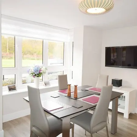 Luxury 5 Bedroom With Parking *